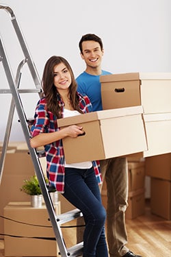 couple qui trie ses affaires pour un déménagement longue distance