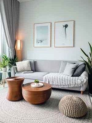 Pour vendre votre bien immobilier, mettez votre intérieur en valeur : quelques coussins, des lumière, des plantes vertes...