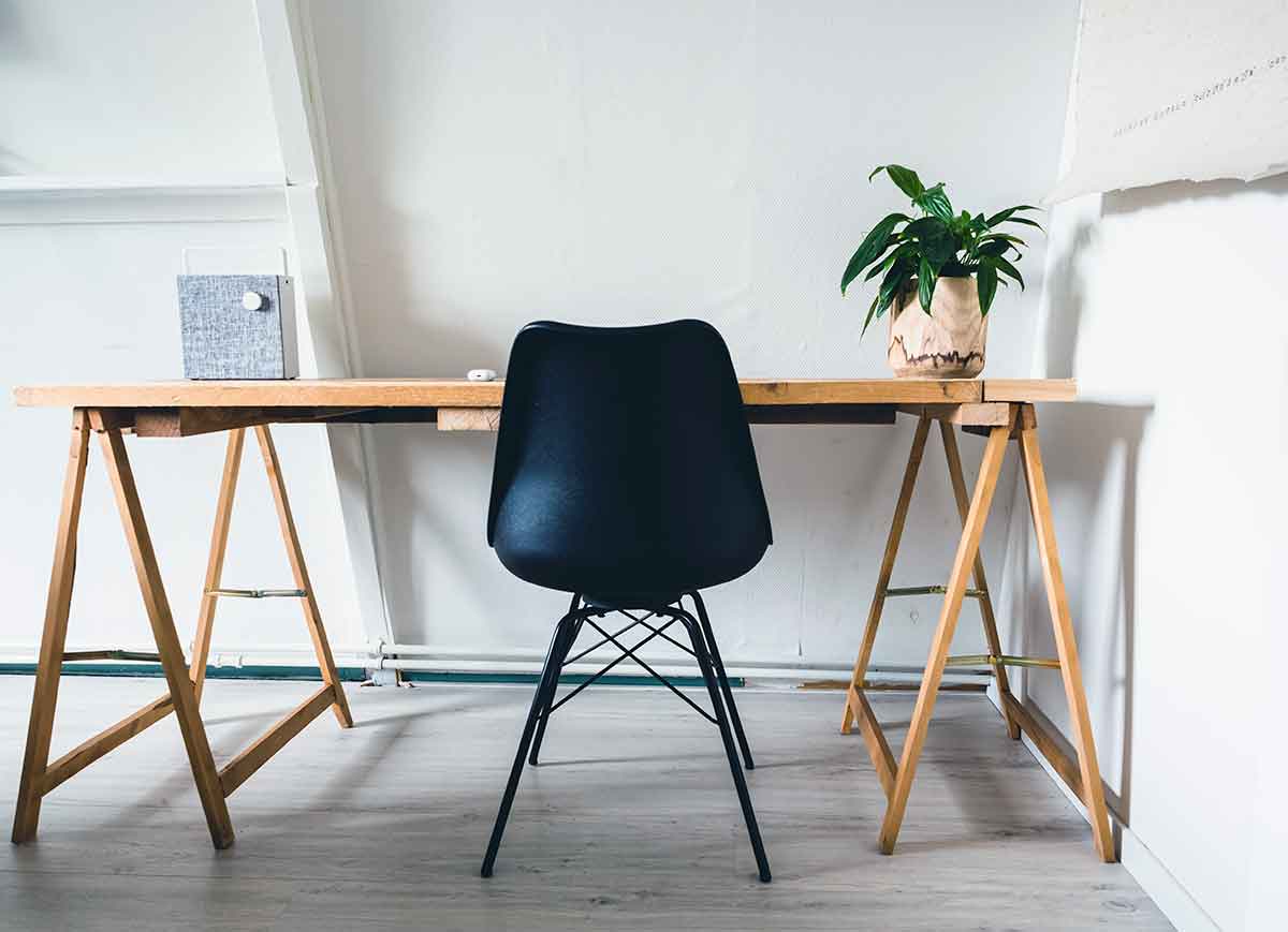 Une planche et deux tréteaux vous permettront de disposer d'un bureau sans encombrer l'espace en permanence